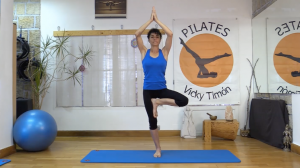 Pilates abdomen de pie equilibrio