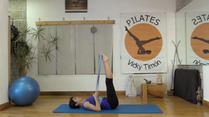 Pilates escuadra tríceps con banda elástica