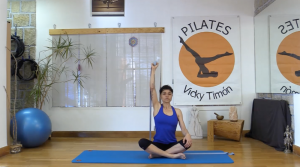 Pilates press hombro con banda elástica