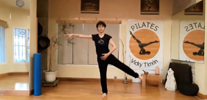 Pilates de pie piernas y abdomen