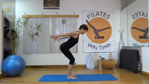Pilates de pie brazos atrás