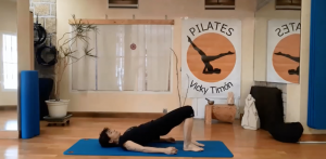 vicky con un ejercicio de Pilates para fortalecer la espalda