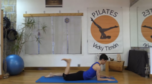 pilates patada una pierna